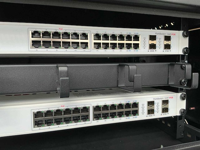 Fortinet fortiswitch 124f-poe 24-poorts gigabit switch (2x) - afbeelding 3 van  6