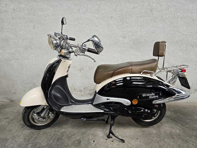 Fosti - bromscooter - grande retro - 4t 45km uitvoering d264sb - afbeelding 1 van  7