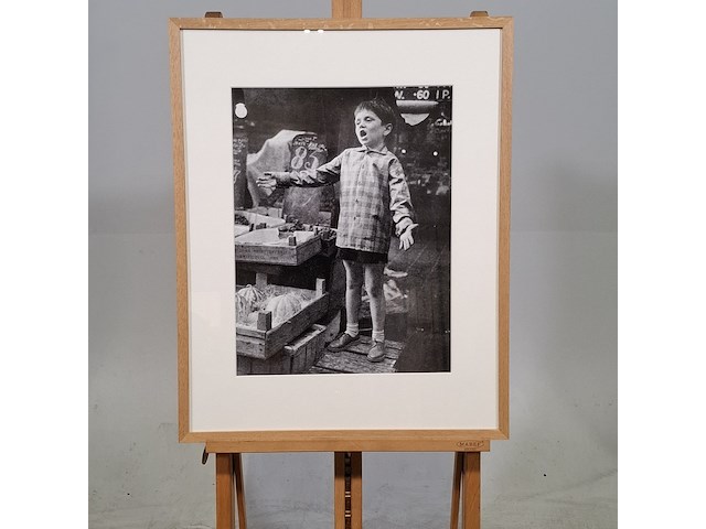Foto in lijst, henk blansjaar, achtjarige andré hazes zingt op de albert cuypmarkt, 1959 - afbeelding 1 van  7