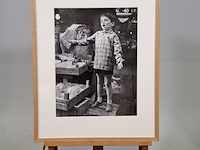 Foto in lijst, henk blansjaar, achtjarige andré hazes zingt op de albert cuypmarkt, 1959 - afbeelding 1 van  7