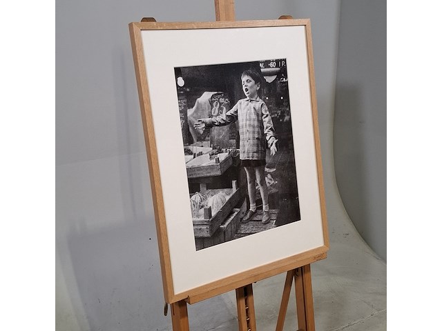 Foto in lijst, henk blansjaar, achtjarige andré hazes zingt op de albert cuypmarkt, 1959 - afbeelding 2 van  7
