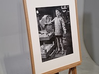 Foto in lijst, henk blansjaar, achtjarige andré hazes zingt op de albert cuypmarkt, 1959 - afbeelding 2 van  7