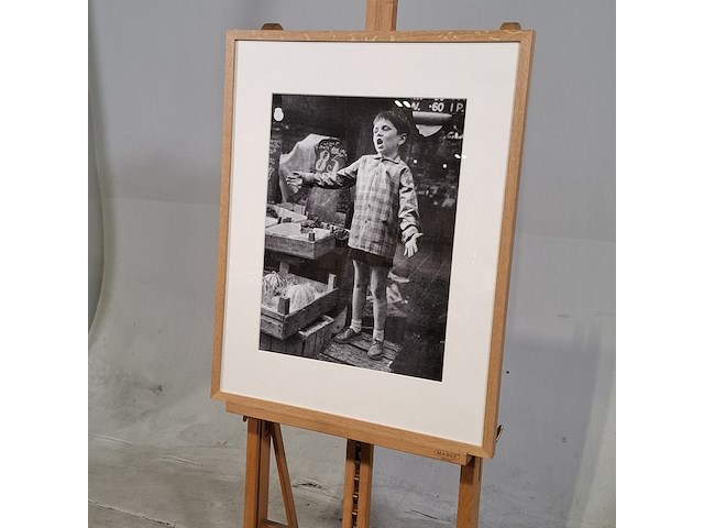 Foto in lijst, henk blansjaar, achtjarige andré hazes zingt op de albert cuypmarkt, 1959 - afbeelding 3 van  7