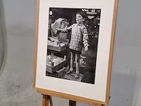 Foto in lijst, henk blansjaar, achtjarige andré hazes zingt op de albert cuypmarkt, 1959 - afbeelding 3 van  7