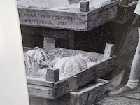 Foto in lijst, henk blansjaar, achtjarige andré hazes zingt op de albert cuypmarkt, 1959 - afbeelding 4 van  7