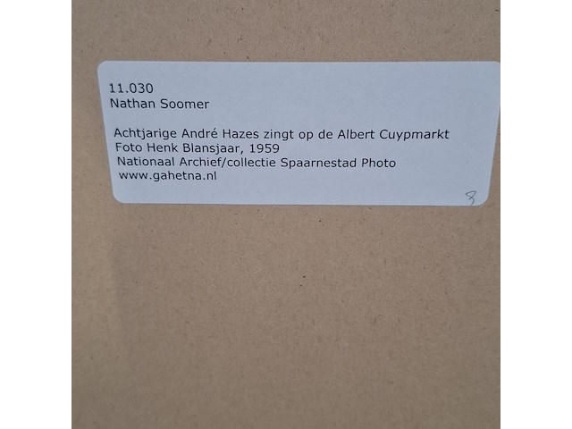 Foto in lijst, henk blansjaar, achtjarige andré hazes zingt op de albert cuypmarkt, 1959 - afbeelding 7 van  7