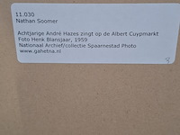 Foto in lijst, henk blansjaar, achtjarige andré hazes zingt op de albert cuypmarkt, 1959 - afbeelding 7 van  7