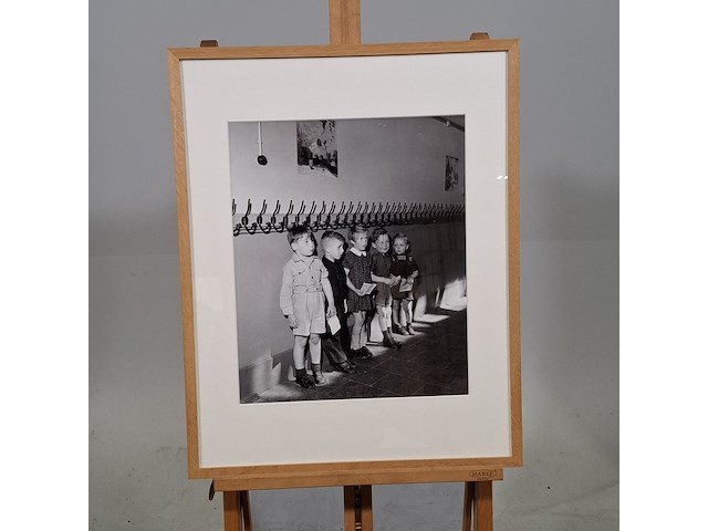 Foto in lijst, in de gang bij de kapstok in de rij voor de schoolarts - afbeelding 1 van  7