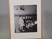 Foto in lijst, in de gang bij de kapstok in de rij voor de schoolarts - afbeelding 1 van  7