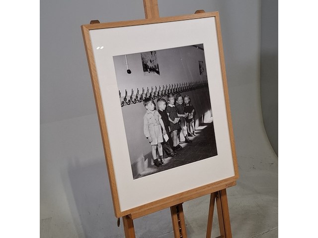 Foto in lijst, in de gang bij de kapstok in de rij voor de schoolarts - afbeelding 2 van  7