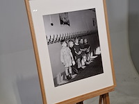 Foto in lijst, in de gang bij de kapstok in de rij voor de schoolarts - afbeelding 2 van  7