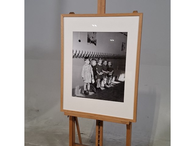 Foto in lijst, in de gang bij de kapstok in de rij voor de schoolarts - afbeelding 3 van  7