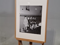 Foto in lijst, in de gang bij de kapstok in de rij voor de schoolarts - afbeelding 3 van  7