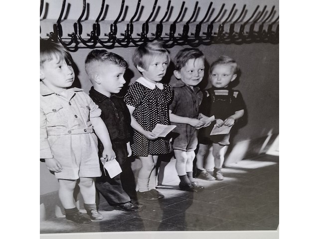 Foto in lijst, in de gang bij de kapstok in de rij voor de schoolarts - afbeelding 4 van  7