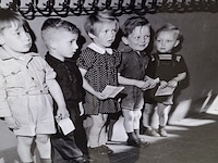 Foto in lijst, in de gang bij de kapstok in de rij voor de schoolarts - afbeelding 4 van  7