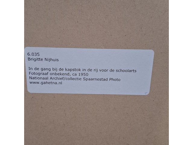 Foto in lijst, in de gang bij de kapstok in de rij voor de schoolarts - afbeelding 7 van  7