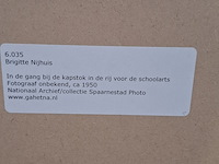 Foto in lijst, in de gang bij de kapstok in de rij voor de schoolarts - afbeelding 7 van  7