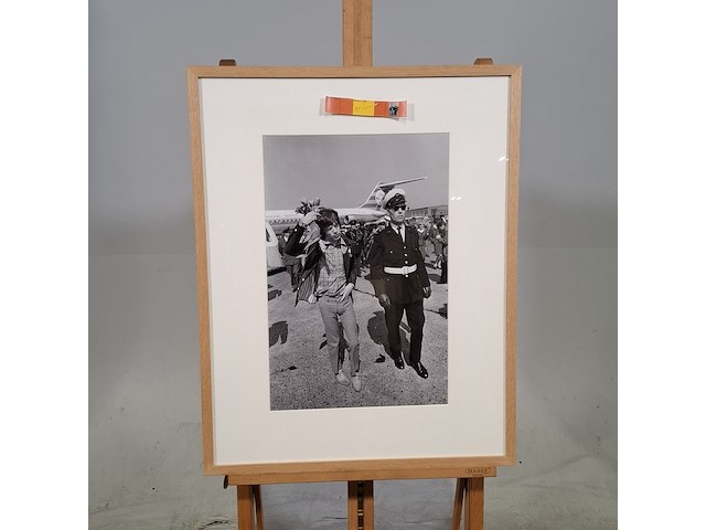 Foto in lijst, jac. de nijs/anefo, aankomst rolling stones op schiphol, 1967 - afbeelding 1 van  7