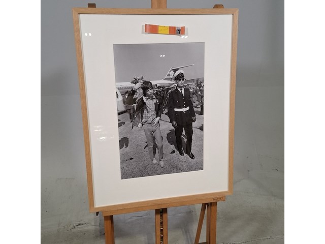 Foto in lijst, jac. de nijs/anefo, aankomst rolling stones op schiphol, 1967 - afbeelding 2 van  7