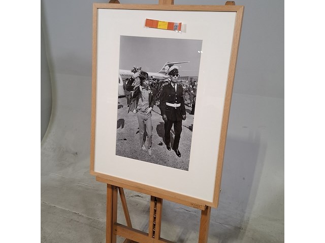 Foto in lijst, jac. de nijs/anefo, aankomst rolling stones op schiphol, 1967 - afbeelding 4 van  7