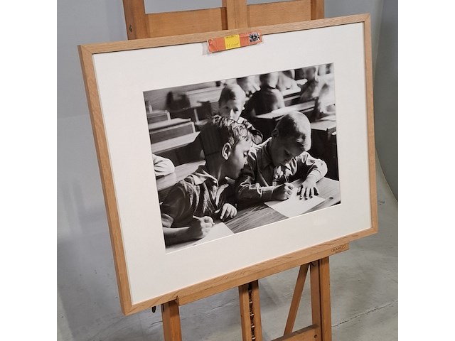 Foto in lijst, wiel van der randen, kinderen in schoolbank, 1937 - afbeelding 2 van  7