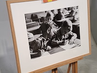 Foto in lijst, wiel van der randen, kinderen in schoolbank, 1937 - afbeelding 2 van  7