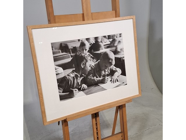 Foto in lijst, wiel van der randen, kinderen in schoolbank, 1937 - afbeelding 2 van  7