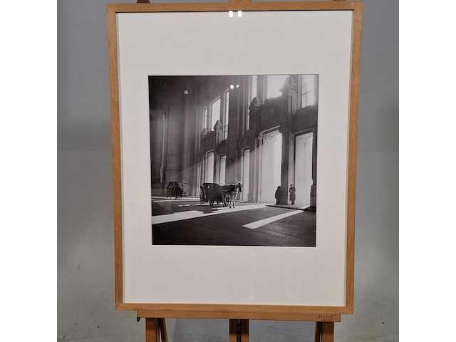 Foto in lijst, willem van de poll, paardenkoets bij het centraal station van milaan, 1936 - afbeelding 1 van  7