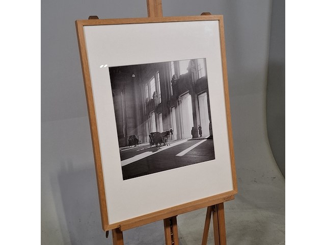 Foto in lijst, willem van de poll, paardenkoets bij het centraal station van milaan, 1936 - afbeelding 2 van  7