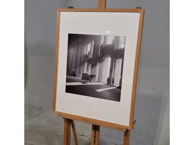 Foto in lijst, willem van de poll, paardenkoets bij het centraal station van milaan, 1936 - afbeelding 3 van  7