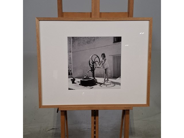 Foto in lijst, willem van de poll, vrouw bij waterpomp, costa del maresme - afbeelding 1 van  6