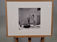 Foto in lijst, willem van de poll, vrouw bij waterpomp, costa del maresme - afbeelding 1 van  6