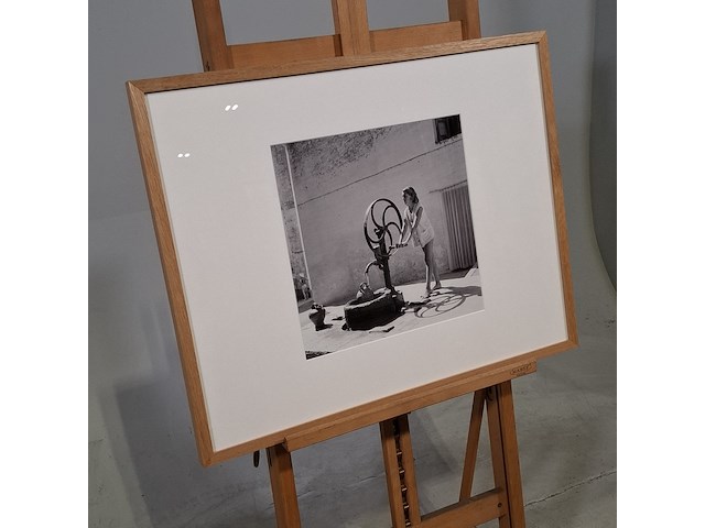 Foto in lijst, willem van de poll, vrouw bij waterpomp, costa del maresme - afbeelding 2 van  6