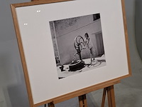 Foto in lijst, willem van de poll, vrouw bij waterpomp, costa del maresme - afbeelding 2 van  6