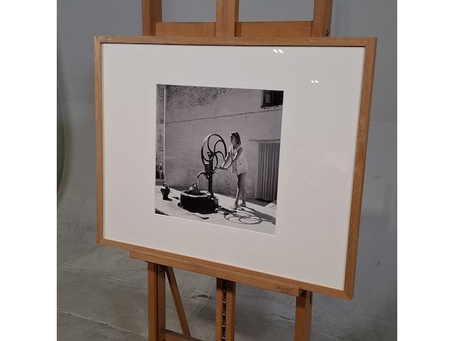 Foto in lijst, willem van de poll, vrouw bij waterpomp, costa del maresme - afbeelding 3 van  6