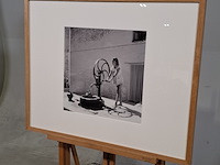 Foto in lijst, willem van de poll, vrouw bij waterpomp, costa del maresme - afbeelding 3 van  6