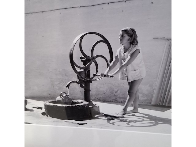 Foto in lijst, willem van de poll, vrouw bij waterpomp, costa del maresme - afbeelding 4 van  6