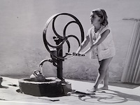 Foto in lijst, willem van de poll, vrouw bij waterpomp, costa del maresme - afbeelding 4 van  6