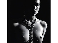 Foto lenard ‘submissive woman’ - afbeelding 1 van  2