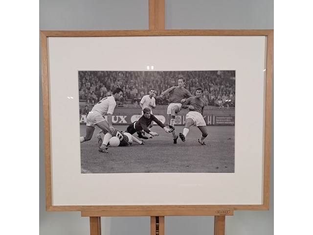 Foto, ron kroon, johan cruijff scoort in voetbalwedstrijd ajax-zsca - afbeelding 1 van  6