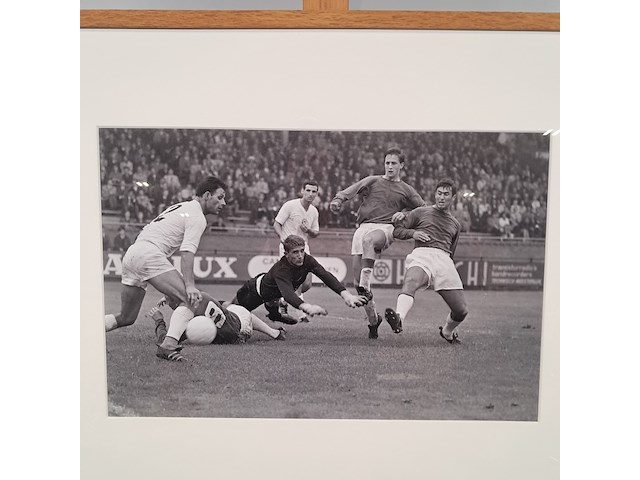 Foto, ron kroon, johan cruijff scoort in voetbalwedstrijd ajax-zsca - afbeelding 2 van  6