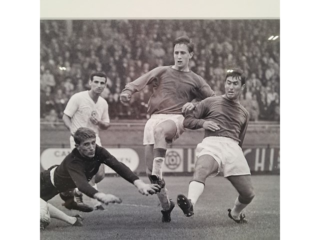 Foto, ron kroon, johan cruijff scoort in voetbalwedstrijd ajax-zsca - afbeelding 3 van  6