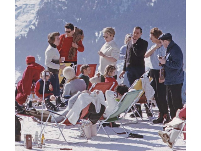 Foto slim aarons ‘lounging in verbier’ - afbeelding 2 van  3