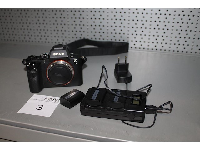 Fotocamera body sony alfa 7 ii met 4 accu's en laadstation. - afbeelding 1 van  3