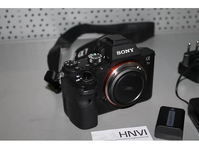 Fotocamera body sony alfa 7 ii met 4 accu's en laadstation. - afbeelding 2 van  3