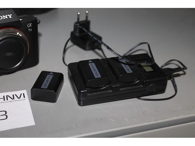 Fotocamera body sony alfa 7 ii met 4 accu's en laadstation. - afbeelding 3 van  3
