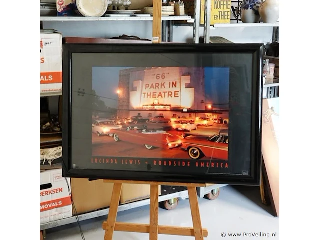 Fotografische print met de titel "66 park-in theatre" uit de serie roadside america van de amerikaanse fotograaf lucinda lewis met verlichting - afbeelding 3 van  10