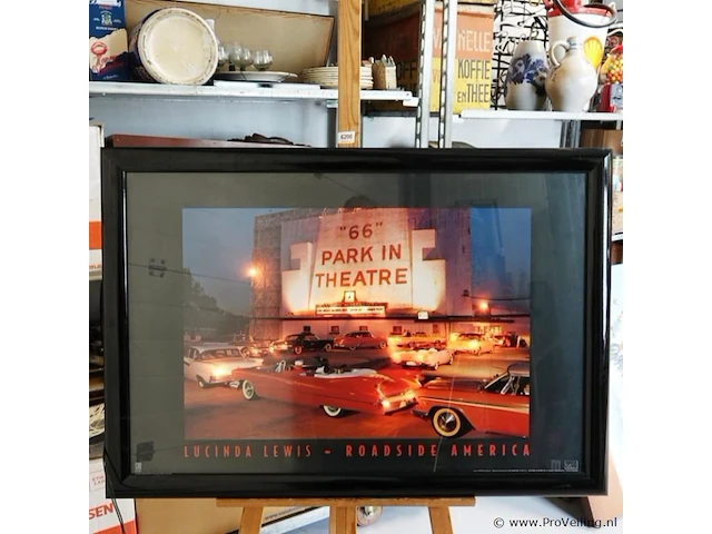 Fotografische print met de titel "66 park-in theatre" uit de serie roadside america van de amerikaanse fotograaf lucinda lewis met verlichting - afbeelding 4 van  10