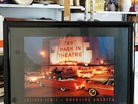 Fotografische print met de titel "66 park-in theatre" uit de serie roadside america van de amerikaanse fotograaf lucinda lewis met verlichting - afbeelding 4 van  10