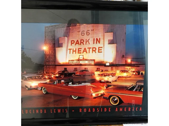 Fotografische print met de titel "66 park-in theatre" uit de serie roadside america van de amerikaanse fotograaf lucinda lewis met verlichting - afbeelding 5 van  10